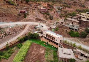 uma vista aérea de uma aldeia com uma estrada e casas em Guest House Imdoukal em Aït Tamellil