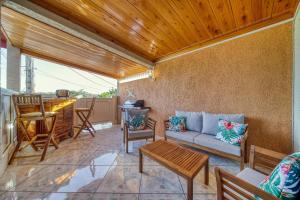 una sala de estar con un sofá y una mesa en Kaz Latania, en Étang-Salé 17 fotos más