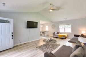 Et tv og/eller underholdning på Greensboro Vacation Rental with Patio, Yard!