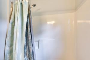 Et badeværelse på Greensboro Vacation Rental with Patio, Yard! + 18 billeder