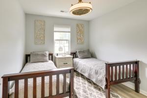 En eller flere senge i et værelse på Greensboro Vacation Rental with Patio, Yard!