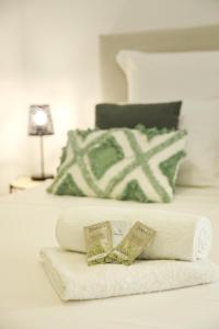una pila de toallas sentadas encima de una cama en Kaz Samy, en Saint-Denis