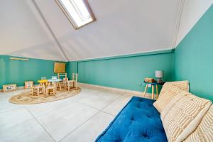 un soggiorno con pareti blu e un divano blu di Kaz d Abord a Saint-Pierre Altre 26 foto