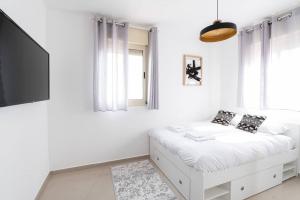 Neat 4BR Apt. With Parking/High Floor/Elevator/AC客房内的一张或多张床位