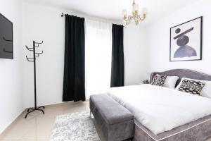 Neat 4BR Apt. With Parking/High Floor/Elevator/AC客房内的一张或多张床位