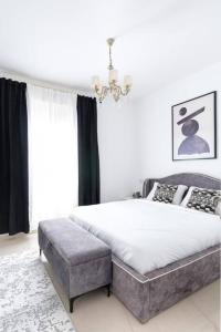 Neat 4BR Apt. With Parking/High Floor/Elevator/AC客房内的一张或多张床位