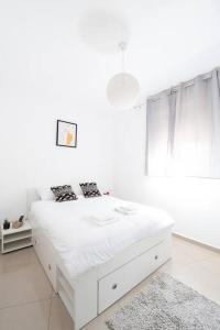 Neat 4BR Apt. With Parking/High Floor/Elevator/AC客房内的一张或多张床位