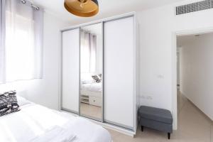 Neat 4BR Apt. With Parking/High Floor/Elevator/AC客房内的一张或多张床位