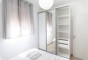 Neat 4BR Apt. With Parking/High Floor/Elevator/AC客房内的一张或多张床位