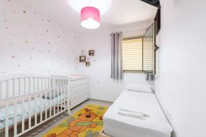 Neat 4BR Apt. With Parking/High Floor/Elevator/AC客房内的一张或多张床位