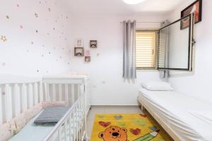 Neat 4BR Apt. With Parking/High Floor/Elevator/AC客房内的一张或多张床位