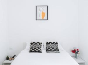 Neat 4BR Apt. With Parking/High Floor/Elevator/AC客房内的一张或多张床位