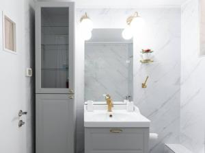Neat 4BR Apt. With Parking/High Floor/Elevator/AC的一间浴室