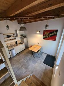 una vista aérea de una cocina y una mesa en una habitación en Ancien séchoir du 19ème siècle, en Saint-Dié-des-Vosges