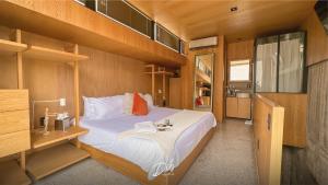 Un dormitorio con una cama con un escritorio y una litera. en DIB Collection, en Ciudad de México