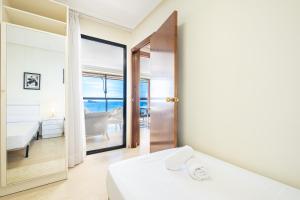 Schlafzimmer mit einem Bett und Meerblick in der Unterkunft Santa Margarita 15-E Apartment Levante Beach in Benidorm