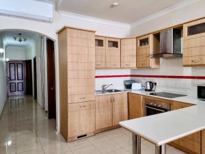 Кухня або міні-кухня у Seafront Apartment - Wifi - Sleeps 6 - ChrisCourt