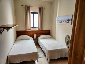 Postel nebo postele na pokoji v ubytování Seafront Apartment - Wifi - Sleeps 6 - ChrisCourt