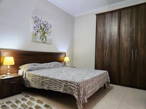 Ліжко або ліжка в номері Seafront Apartment - Wifi - Sleeps 6 - ChrisCourt