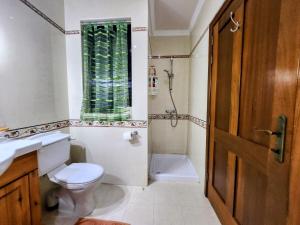 Ванна кімната в Seafront Apartment - Wifi - Sleeps 6 - ChrisCourt