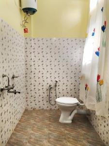 bagno con servizi igienici bianchi in camera di Le Green Kaziranga a Hatikhuli