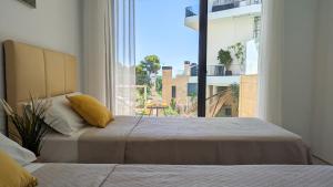 Un dormitorio con una cama y una ventana grande. en ALLONBAY spa & nature house, en Villajoyosa 33 fotos más