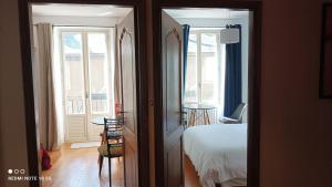 een slaapkamer met een bed en een kamer met ramen bij FLORAC AUTHENTIQUE in Florac Trois Riviere +34 foto's