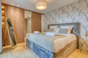 a bedroom with a large bed in a room at Appartement de luxe - Aux portes de Paris in Saint-Mandé