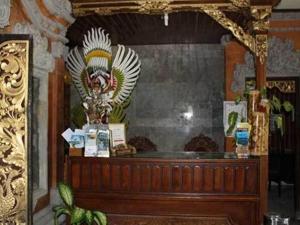 una habitación con una mesa con un trofeo encima en Dewa Bharata Bungalows Candidasa, en Candidasa