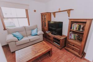 a living room with a couch and a tv at Casa Marita 11 in Los Llanos de Aridane