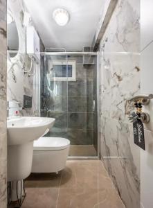 ein Bad mit einem Waschbecken, einem WC und einer Dusche in der Unterkunft Osmanbey’de geniş stüdyo daire in Istanbul