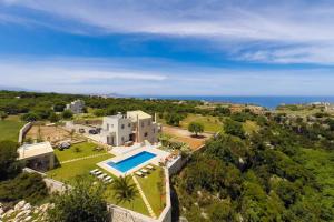 una vista aérea de una casa con piscina en Villa Victoria en Gállos