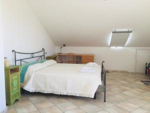 1 dormitorio con 1 cama, 1 mesa y 1 silla en CountryHome - Casale 32 - Intera Villa, en Moscufo
