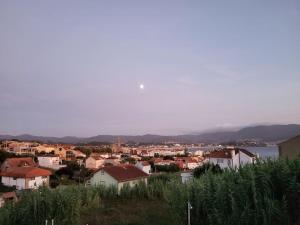 vistas a una ciudad con casas y un cuerpo de agua en O 3 de Monteferro, en Nigrán