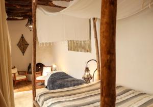 um quarto com duas camas num quarto em Riad Baladin em Essaouira