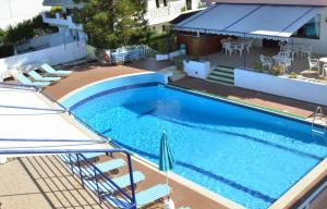 an overhead view of a large blue swimming pool at Hotel Thisvi in Stalís