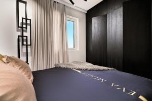 een slaapkamer met een bed en een raam bij Black&Gold Apartament in Płock