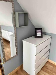 een witte dressoir in een kamer met een spiegel bij Castle View Suite in Sligo