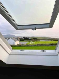 Una ventana en una habitación con dos lavabos. en Castle View Suite, en Sligo