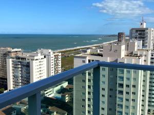 vistas al océano desde el balcón de un edificio en 3 Quartos vila velha Praia de Itaparica en Vila Velha