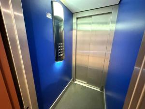 un telecomando sul muro di un ascensore di La Piragua a Ribadesella