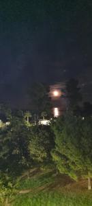 uma lua a nascer sobre o oceano à noite em Casamare Royal em Montesilvano Marina