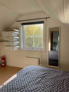 Postel nebo postele na pokoji v ubytování Koselig 3 roms loftsleilighet