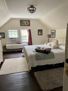 ein Schlafzimmer mit einem Bett und einem Tablett darauf in der Unterkunft Das Gasthaus, The Inn of Claysburg in Claysburg