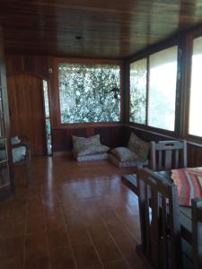 帕蒂杜阿爾費里斯的住宿－Amaencanto，一个带沙发和窗户的门廊