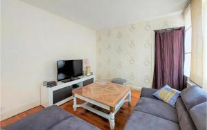 a living room with a couch and a coffee table at appartement t3 terrasse in Troyes