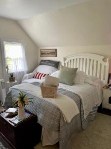 um quarto com uma grande cama branca e uma janela em Das Gasthaus, The Inn of Claysburg em Claysburg