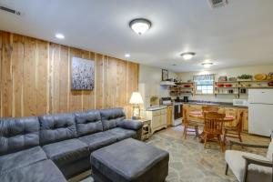 Una sala de estar con un sofá y una cocina. en Riverfront Briceville Cabin with Patio and Fire Pit!, en Briceville