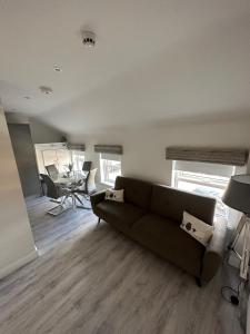 sala de estar con sofá y mesa en Westland Suites - Stylish, Modern, Elegant, Central Apartments A en Derry