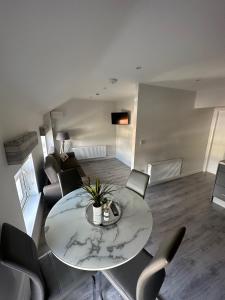 sala de estar con mesa y sillas en Westland Suites - Stylish, Modern, Elegant, Central Apartments A, en Derry Londonderry